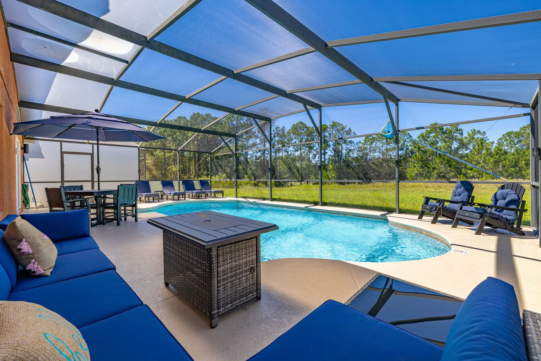 654WS - Renovated 4 Bd Villa with Theatre Room & Much More