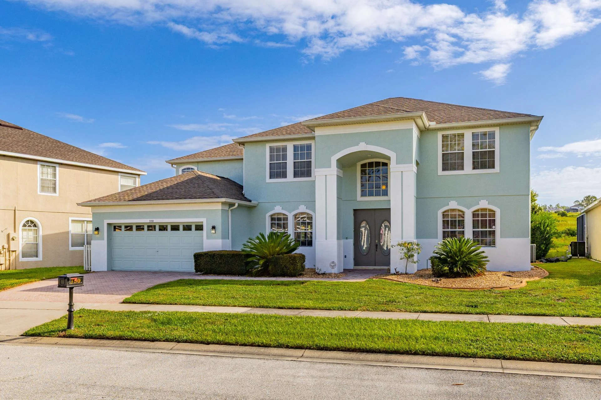 350KW - Expansive 7 Bedroom Villa with Golf Course Views!